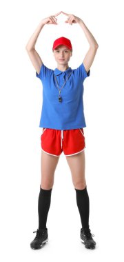 Hakem beyaz arkaplanda VAR işareti gösteriyor