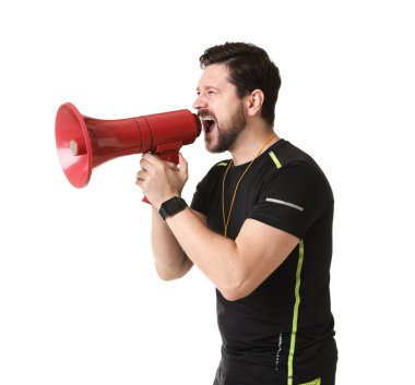 Hakem beyaz arka planda megafonla bağırıyor