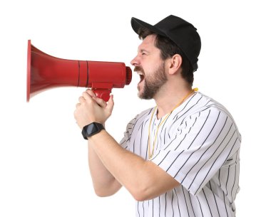 Hakem beyaz arka planda megafonla bağırıyor