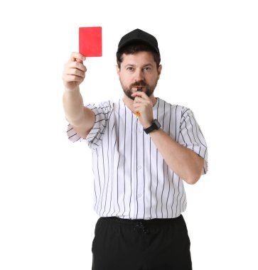 Beyaz arka planda kırmızı kart düdüğü çalan hakem