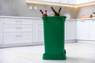 Mutfaktaki çöp kutusunda. Atık sıralama