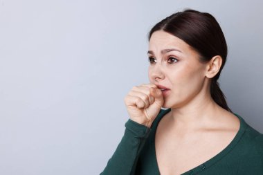 Kadın arka planda öksürüyor, mesaj için yer var. Soğuk Semptom