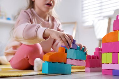 Küçük kız oyuncaklarla oynuyor oyun odasında, yakın plan.