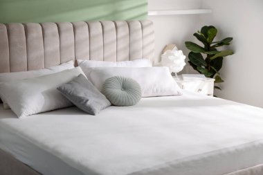 Ortopedik yatak ve yastıklar kapalı yerde, yakın plan.