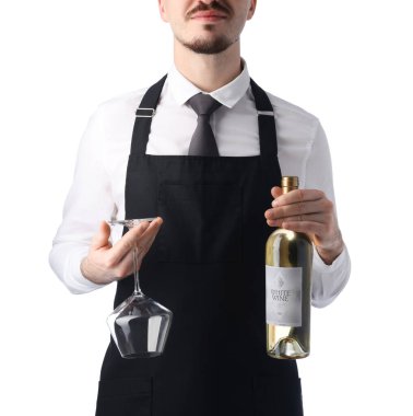 Beyaz arka planda şarap ve cam şişesi olan profesyonel şarap garsonu.
