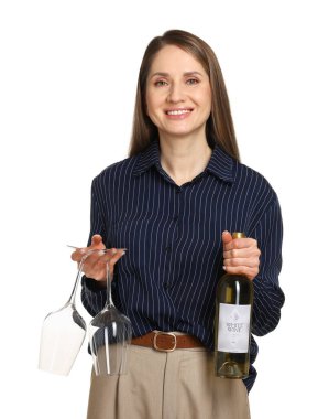 Beyaz arka planda şarap ve gözlüklü profesyonel şarap garsonu.