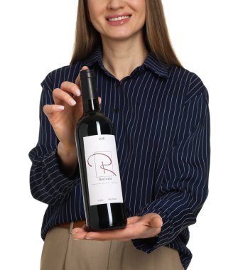 Beyaz arka planda şarap şişesi olan profesyonel şarap garsonu, yakın plan.