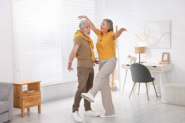 Mutlu son sınıf çifti evde dans ediyor. Metin için boşluk