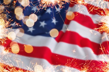 Amerika Birleşik Devletleri bayrağı ve havai fişekler. Ulusal bayram tebrik kartı tasarımı