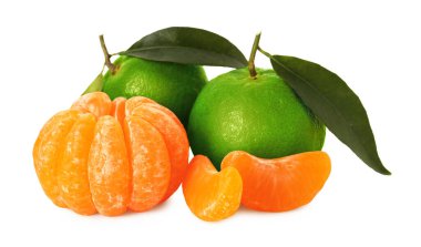 Beyaza izole edilmiş taze, sulu mandalinalar. Yeşil kabuklu ve turuncu etli turunç meyvesi.