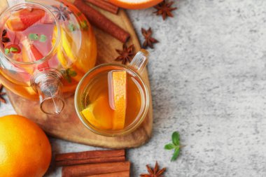 Aromatik çay, meyve, nane ve baharat, gri masa, düz yatak. Metin için boşluk