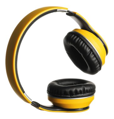 Beyaz üzerine izole edilmiş sarı kablosuz kulaklıklar