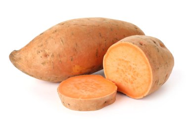 Beyaz üzerine izole edilmiş tatlı patatesler.