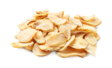 Beyaz üzerine izole edilmiş kurutulmuş sarımsak taneleri.