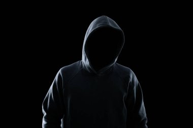 Siyah arka planda kimliği belirsiz bir adam. Suç kavramı