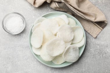 Pilav kağıdı ve tuz gri masada, düz yerde.