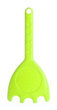 Açık yeşil plastik tırmık beyazda izole edilmiş. Çocukların plaj oyuncağı.