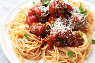 Köfteli ve peynirli lezzetli makarna, yakın plan.