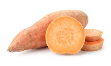 Beyaz üzerine izole edilmiş tatlı patatesler.