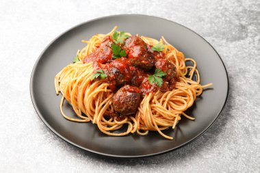 Gri masada köfteli lezzetli makarna, yakın plan.