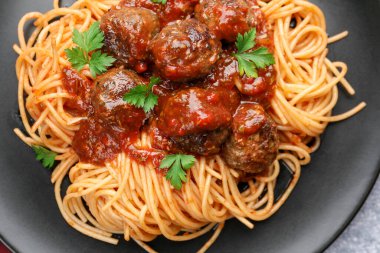 Gri masadaki köfteli leziz makarna.