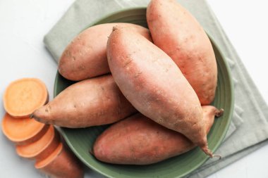 Beyaz masada çiğ patates, üst manzara.