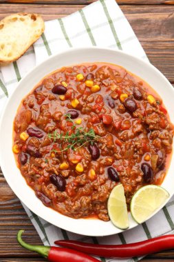 Ahşap masa, düz yatıyordu lezzetli chili con carne hizmet