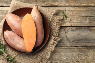 Tahta masada çiğ patates ve biberiye, üst manzara. Metin için boşluk