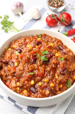 Sofrada servis edilen lezzetli biberli omlet, yakın plan.