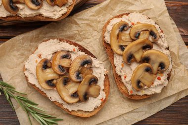 Masada ezmeli, mantarlı ve baharatlı nefis bruschettalar, düz yerde.