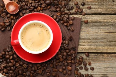 İçinde aromatik kahve, fasulye ve peçete olan bir fincan. Metin için boşluk