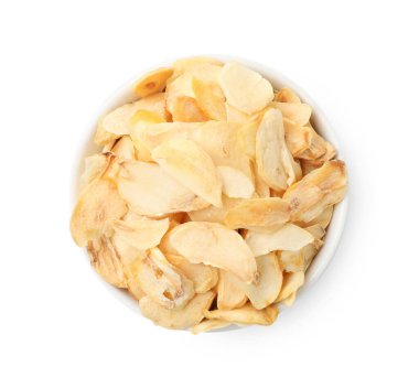 Beyaz tenceredeki kurutulmuş sarımsak taneleri.