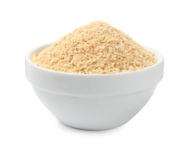 Granüle edilmiş sarımsak kasede, beyazın üzerinde izole edilmiş.