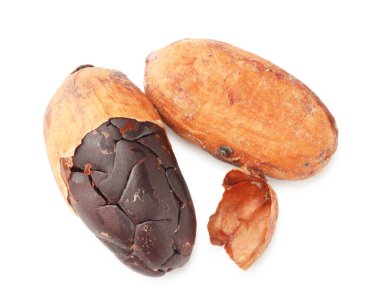 İki doğal kakao çekirdeği beyaz üzerine izole, üst manzara.