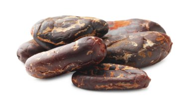 Birçok doğal kakao çekirdeği beyaz üzerine izole edilmiş.