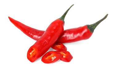 Beyaza izole edilmiş taze kırmızı biber. Tam ve dilimlenmiş.