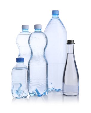 Farklı boyutlarda su şişeleri beyaz üzerine izole edilmiş.