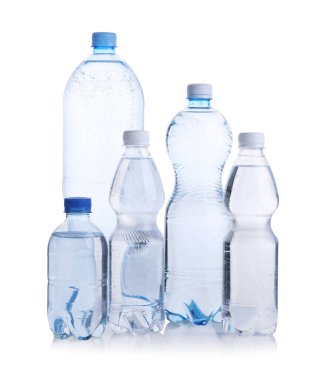 Farklı boyutlarda su şişeleri beyaz üzerine izole edilmiş.