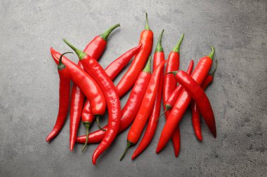 Gri masada taze kırmızı biber, üst manzara.