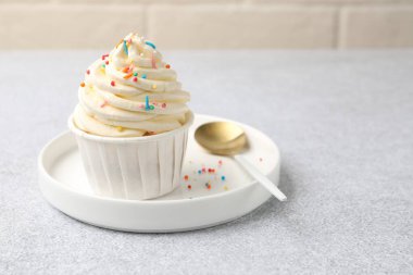 Açık gri masaya serpiştirilmiş enfes kek, yakın plan. Metin için boşluk