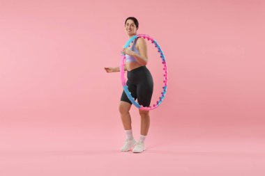 Pembe arka planda hulahuplu mutlu kadın