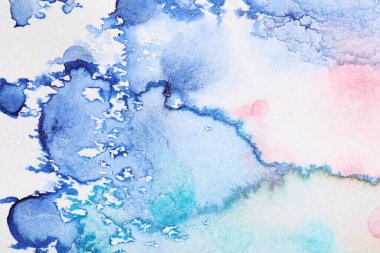 Beyaz kağıt üzerinde parlak suluboya resim, yakın plan