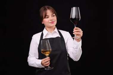 Siyah arka planda şarap kadehleri olan profesyonel şarap garsonu.