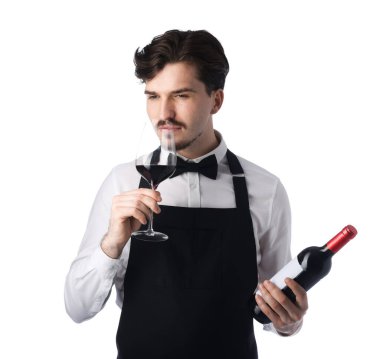 Profesyonel şarap garsonu beyaz arka planda kırmızı şarap tadıyor.
