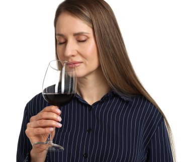 Profesyonel şarap garsonu beyaz arka planda şarap tadıyor.