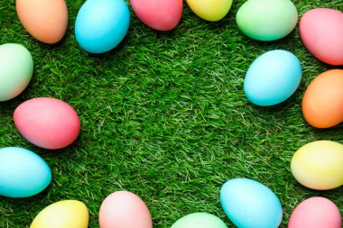 Yeşil çimlerin üzerinde güzel süslü Paskalya yumurtaları, düzlük. Metin için boşluk