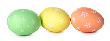 Beyaz renkte boyanmış üç Paskalya yumurtası.