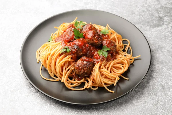 Gri masada köfteli lezzetli makarna, yakın plan.