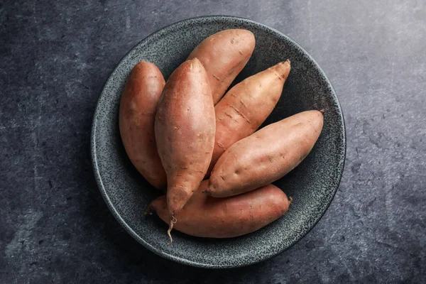 Siyah masada çiğ patates, üst manzara.