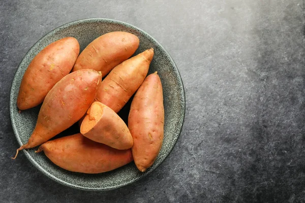 Siyah masada çiğ patates, üst manzara. Metin için boşluk